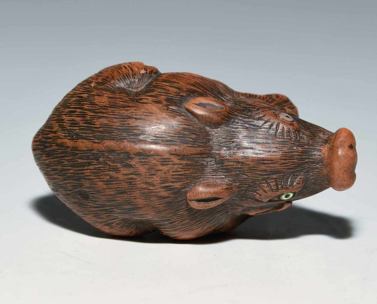 Holz-NetsukeJapan, 19.Jh. Holz, geschnitzt. Wildschwein. Die Augen mit Perlmutt eingelegt. L 4,5 - Image 6 of 7