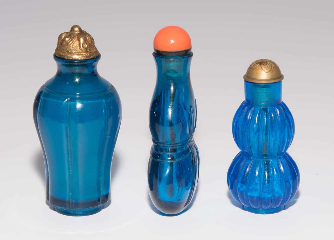 6 Glas Snuff BottlesChina. Transparentes Glas in verschiedenen Blautönen. Ein Snuff Bottle mit - Image 10 of 15