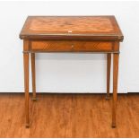 SpieltischLouis XVI-Stil um 1900. Palisander, Mahagoni, Ahorn. Einschübiges Gestell auf hohen