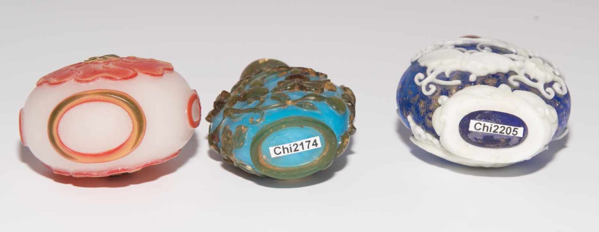 6 Überfangglas Snuff BottlesChina. Opakglas in weiss, blau, rosa bzw. blau mit ein- bis dreifarbigem - Image 6 of 15