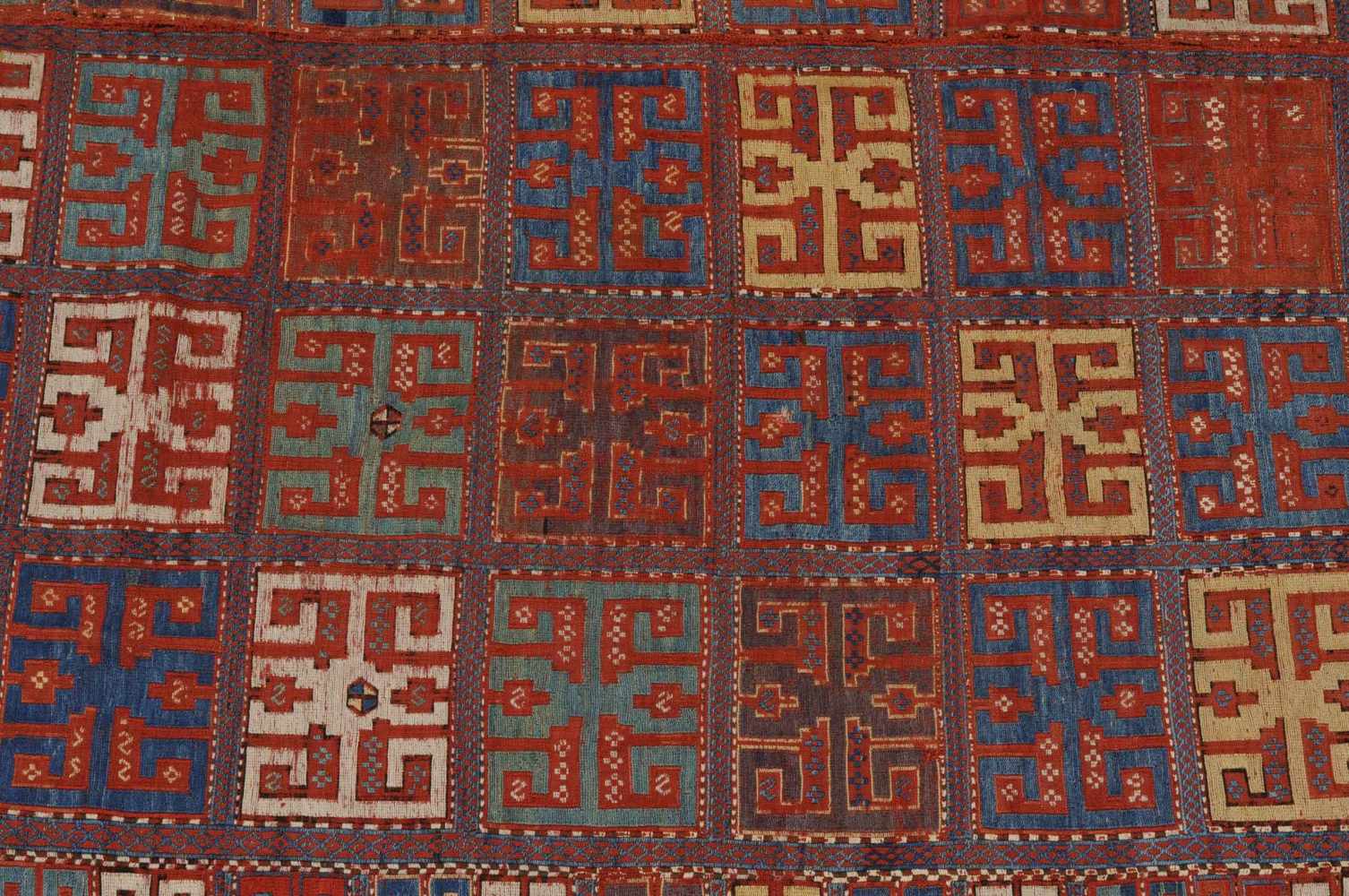 Tchaddah-DeckeS-Kaukasus, um 1900. In 2 Bahnen gefertigte Nadelarbeit auf Flachgewebe. Das - Image 7 of 12