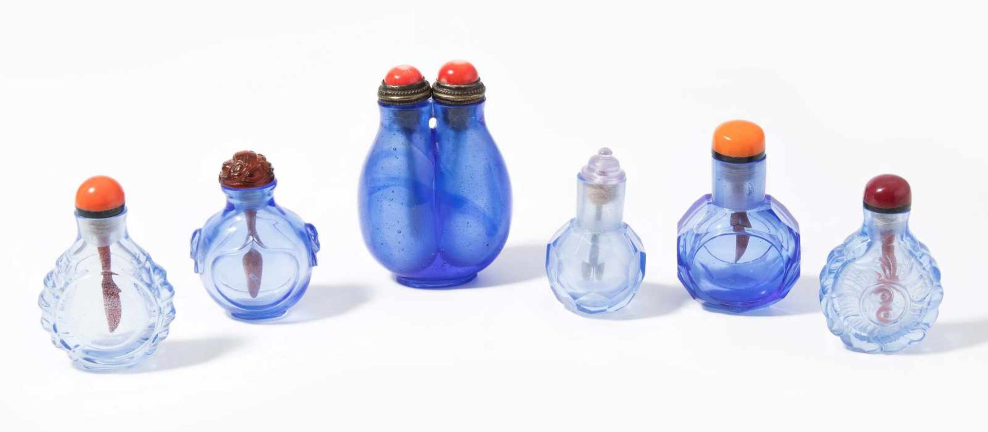 6 Glas Snuff BottlesChina. Hellblaues, transparentes Glas. Ein Doppel-Snuff Bottle, zwei mit