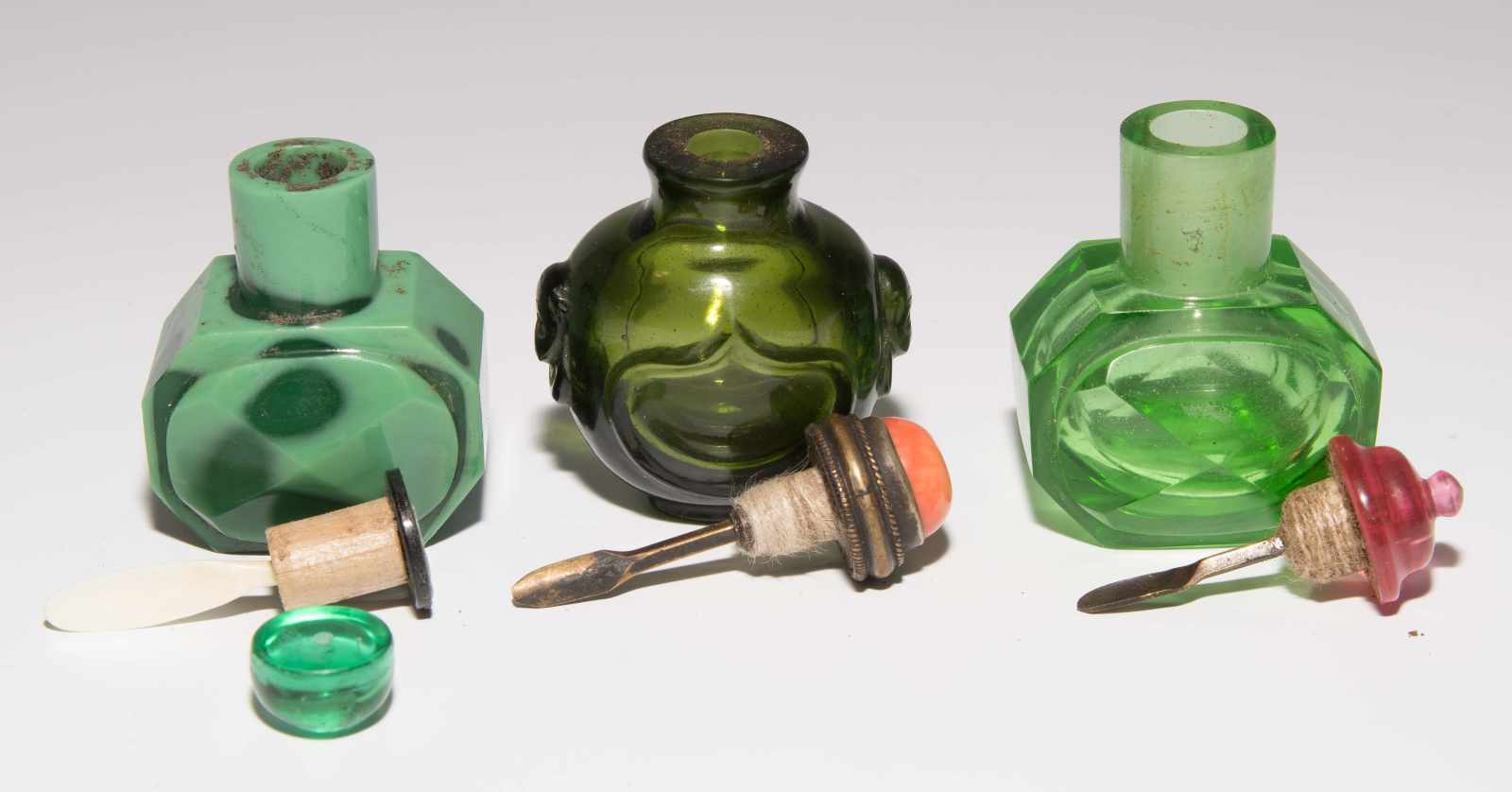 8 Snuff BottlesChina. Drei kleine Snuff Bottles aus transparentem Glas in verschiedenen Grüntonen; - Image 20 of 22