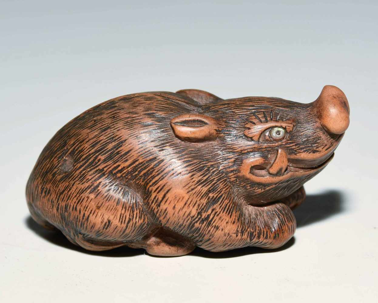 Holz-NetsukeJapan, 19.Jh. Holz, geschnitzt. Wildschwein. Die Augen mit Perlmutt eingelegt. L 4,5 - Image 4 of 7