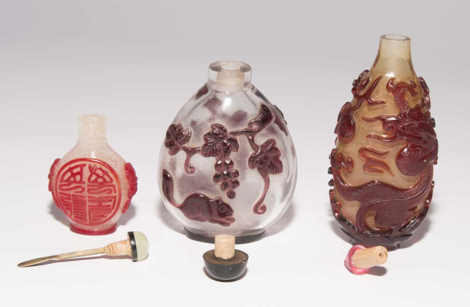 6 Überfangglas Snuff BottlesChina. Farbloses, transparentes Glas mit rot- bis auberginefarbenem - Image 8 of 16