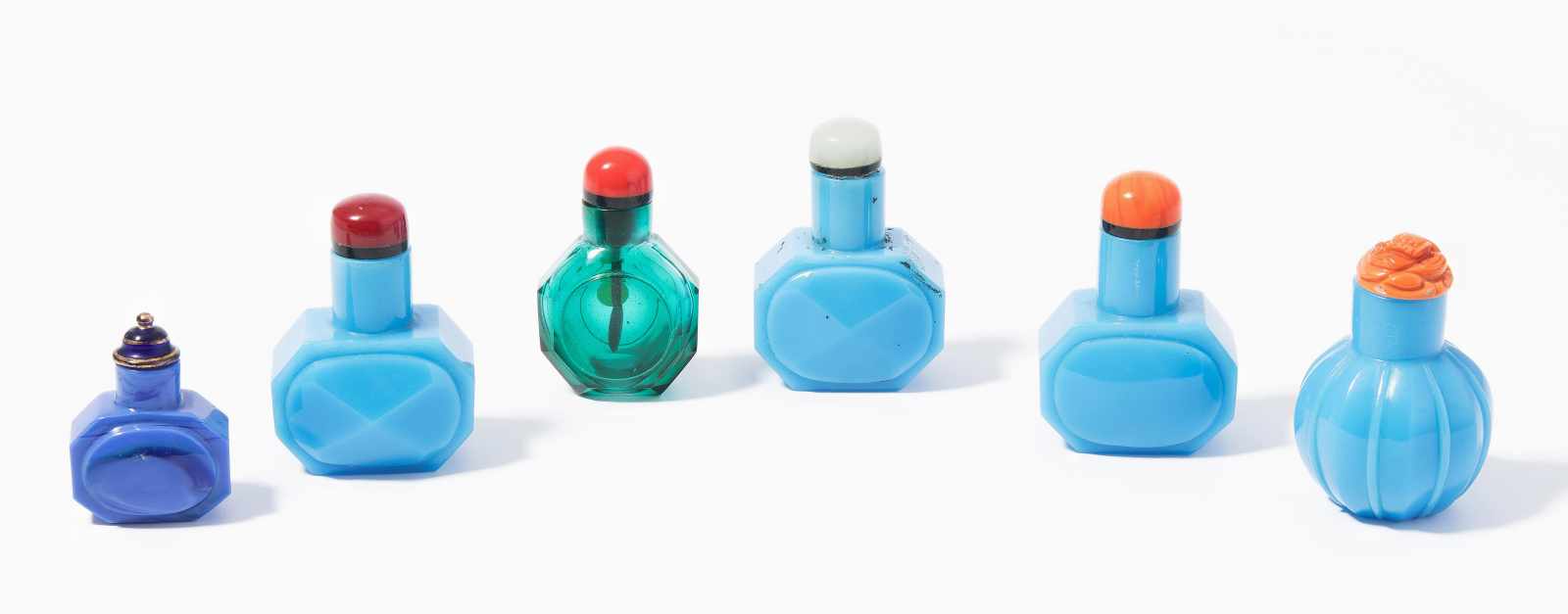 6 kleine Glas Snuff BottlesChina. Fünf Snuff Bottles aus opakem, blauem Glas und ein Snuff Bottle