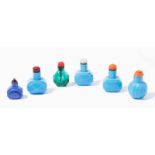 6 kleine Glas Snuff BottlesChina. Fünf Snuff Bottles aus opakem, blauem Glas und ein Snuff Bottle