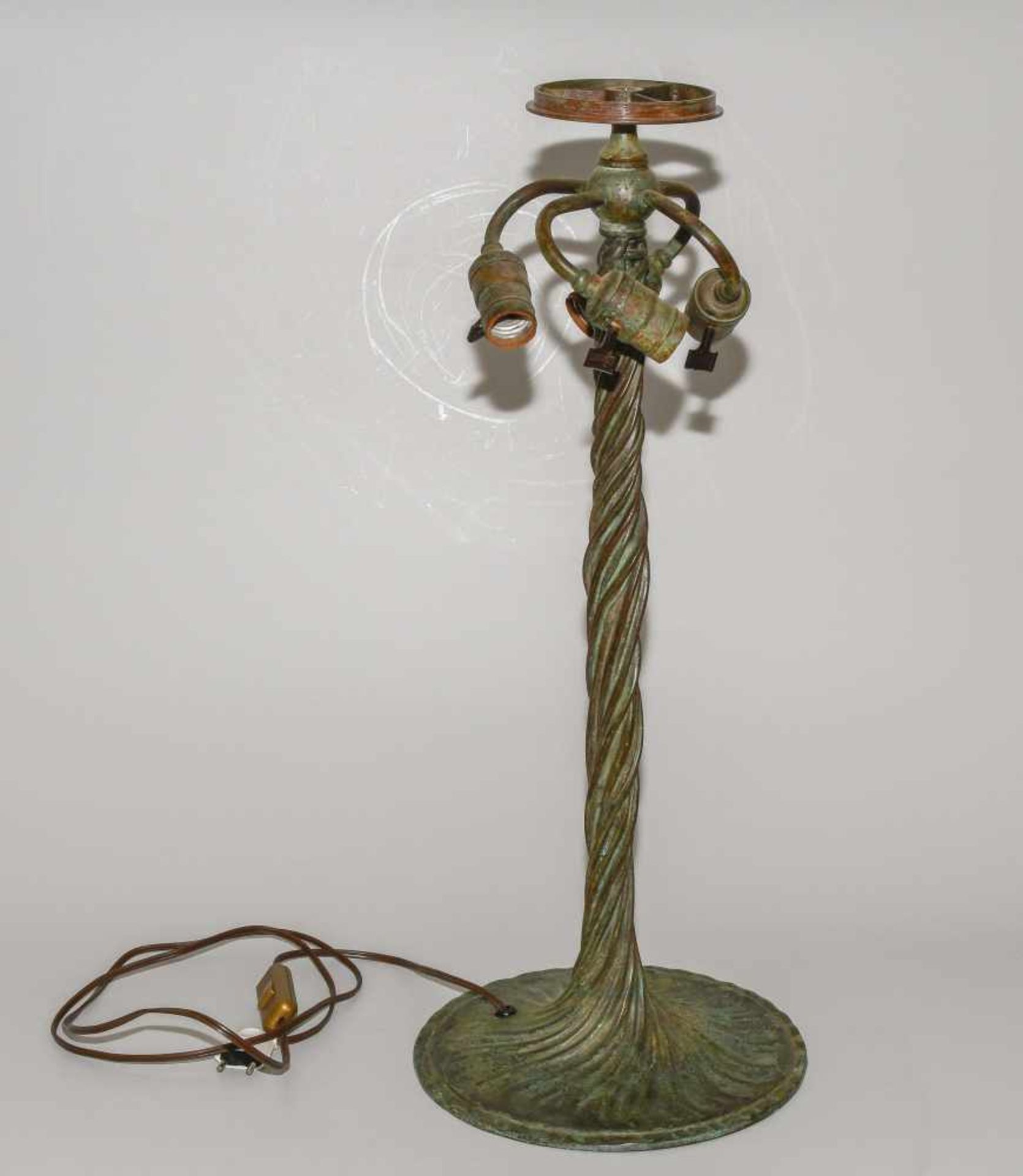 Tiffany Studios New YorkTischlampe "Poppy". Schirm aus "leaded Glass", weisser Mohn mit Blättern, - Image 11 of 24
