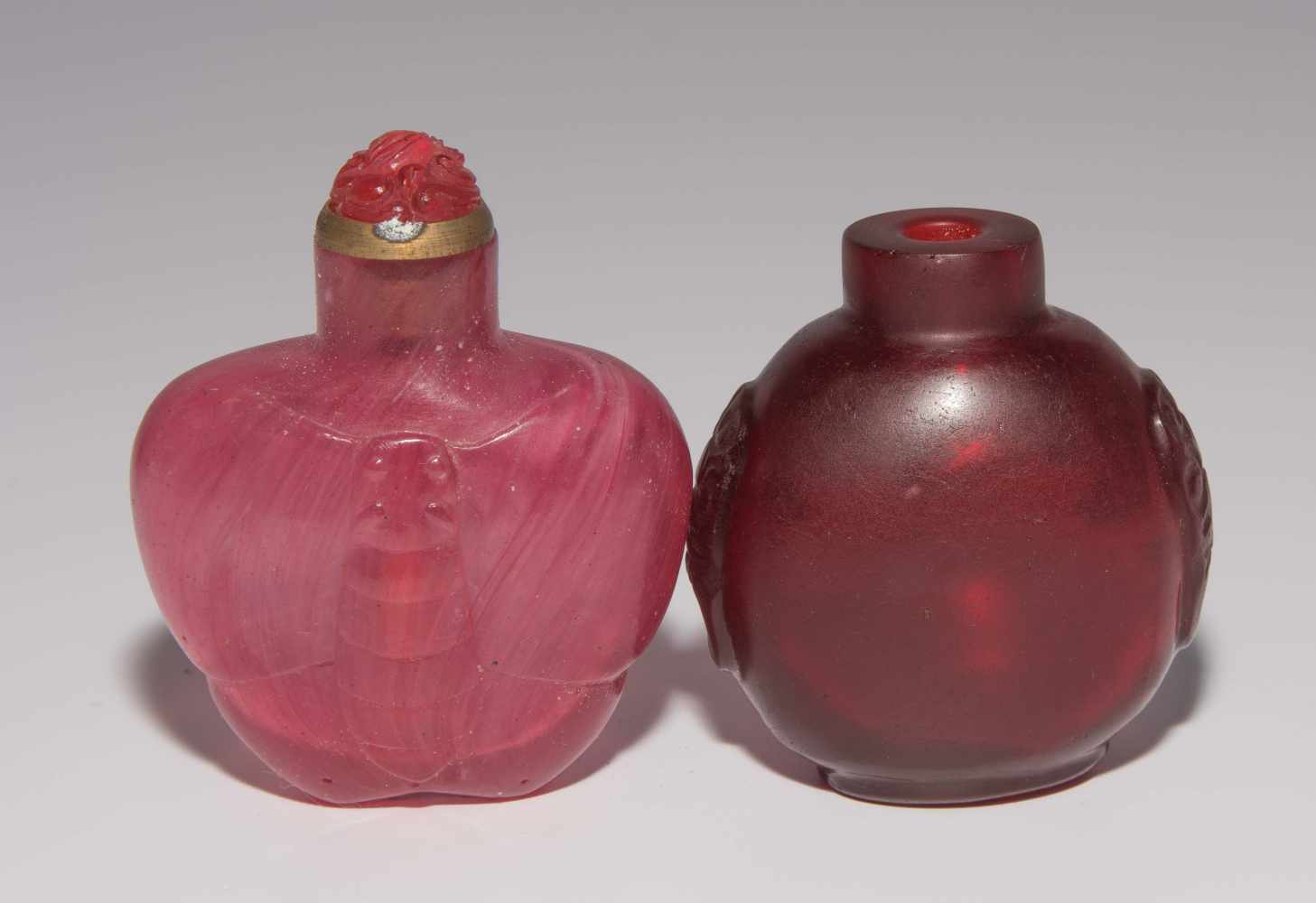 8 Snuff BottlesChina. Transparentes und halbtransparentes Glas in verschiedenen Rottönen. H 4,5–8, - Image 2 of 29