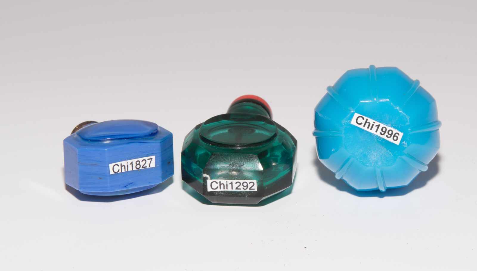 6 kleine Glas Snuff BottlesChina. Fünf Snuff Bottles aus opakem, blauem Glas und ein Snuff Bottle - Image 7 of 16