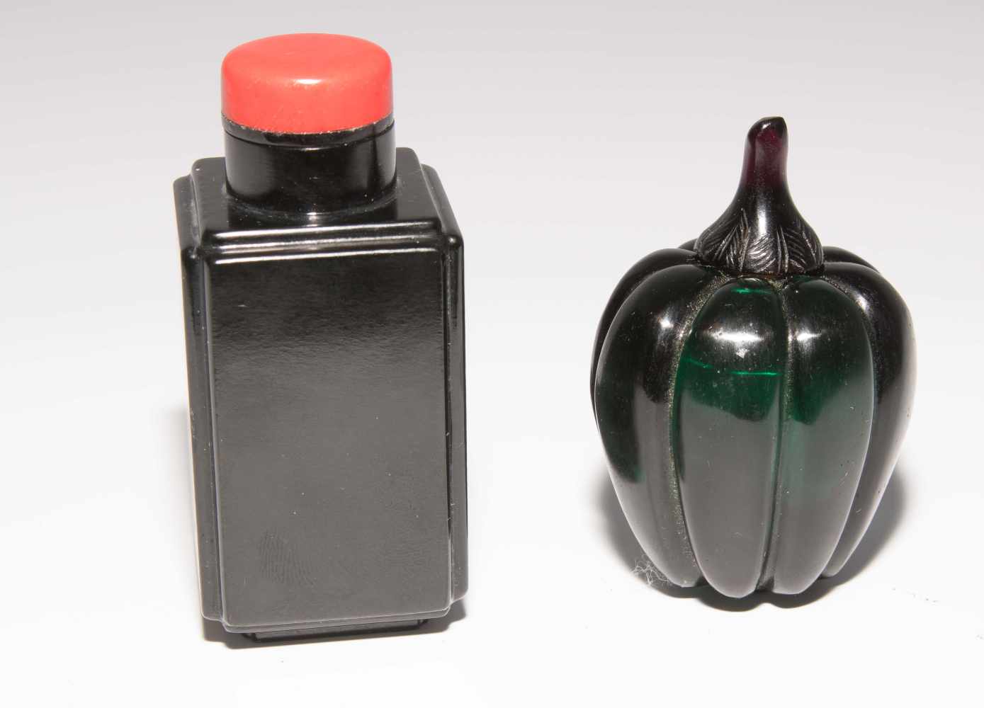 8 Snuff BottlesChina. Drei kleine Snuff Bottles aus transparentem Glas in verschiedenen Grüntonen; - Image 4 of 22