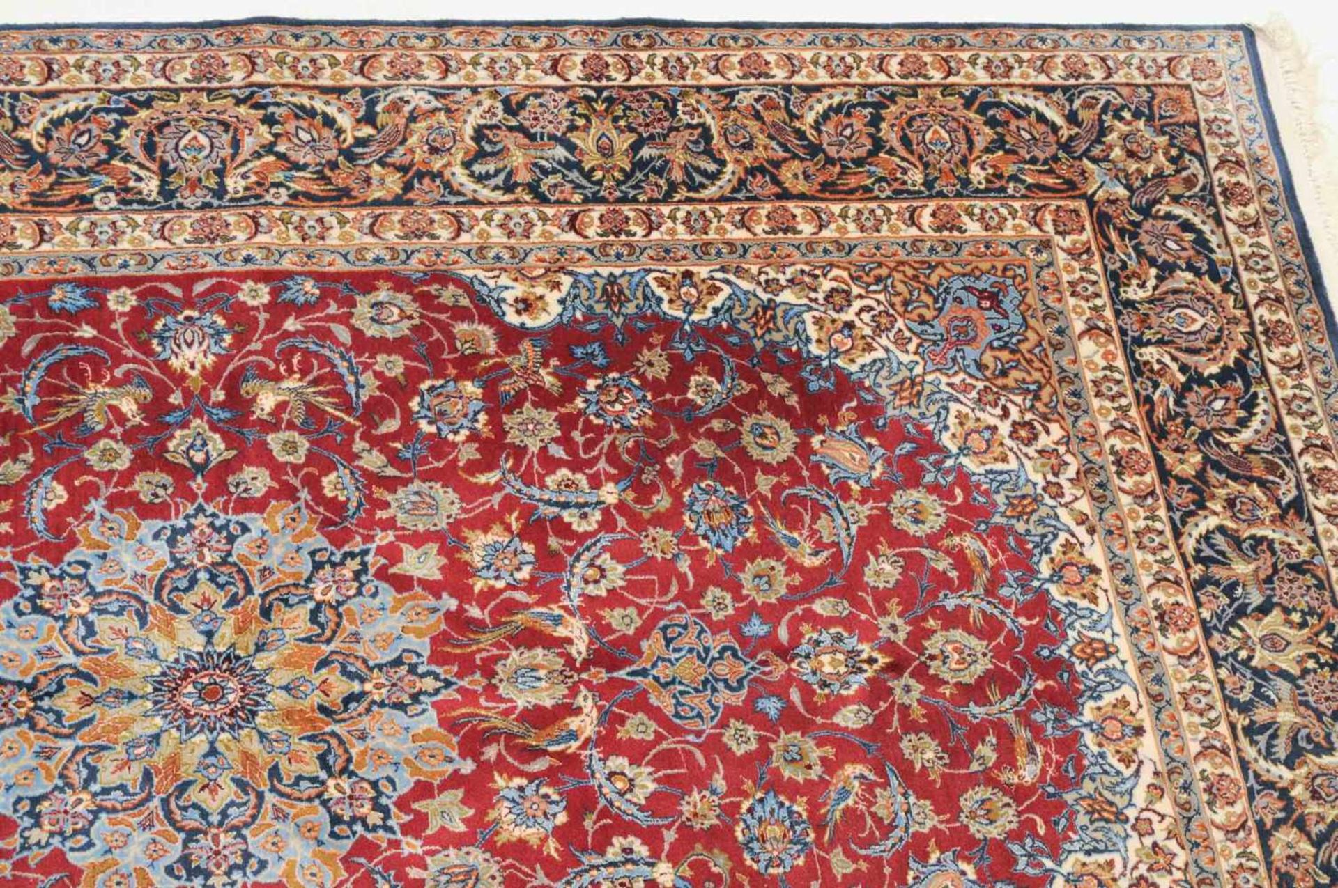IsfahanZ-Persien, um 1960. Flormaterial Korkwolle, Kette aus Seide. Im tiefroten Feld ruht ein 8- - Image 8 of 12
