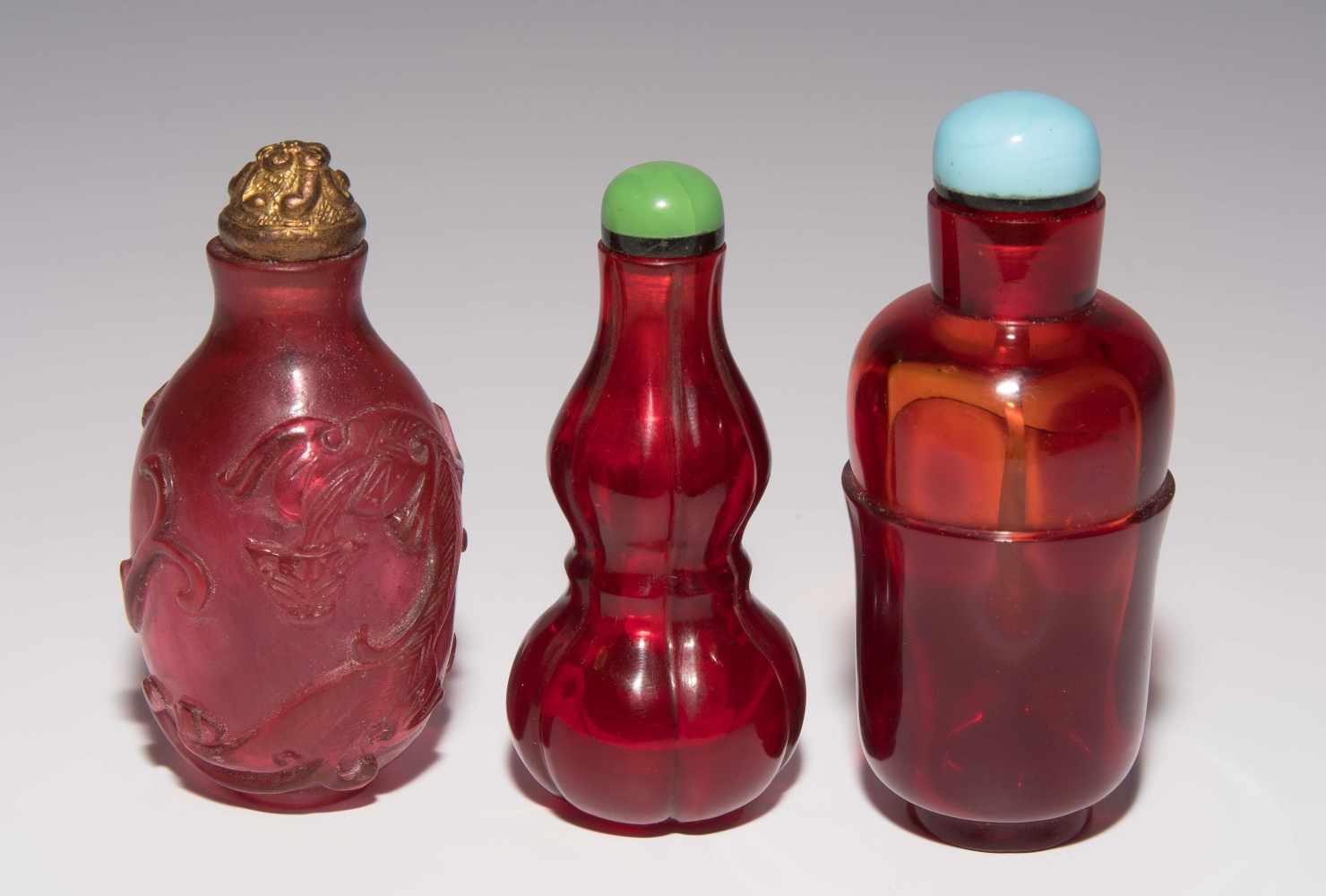 6 Glas Snuff BottlesChina. Rotes bis auberginenfarbenes, transparentes Glas. Verschiedene Formen. - Image 9 of 15