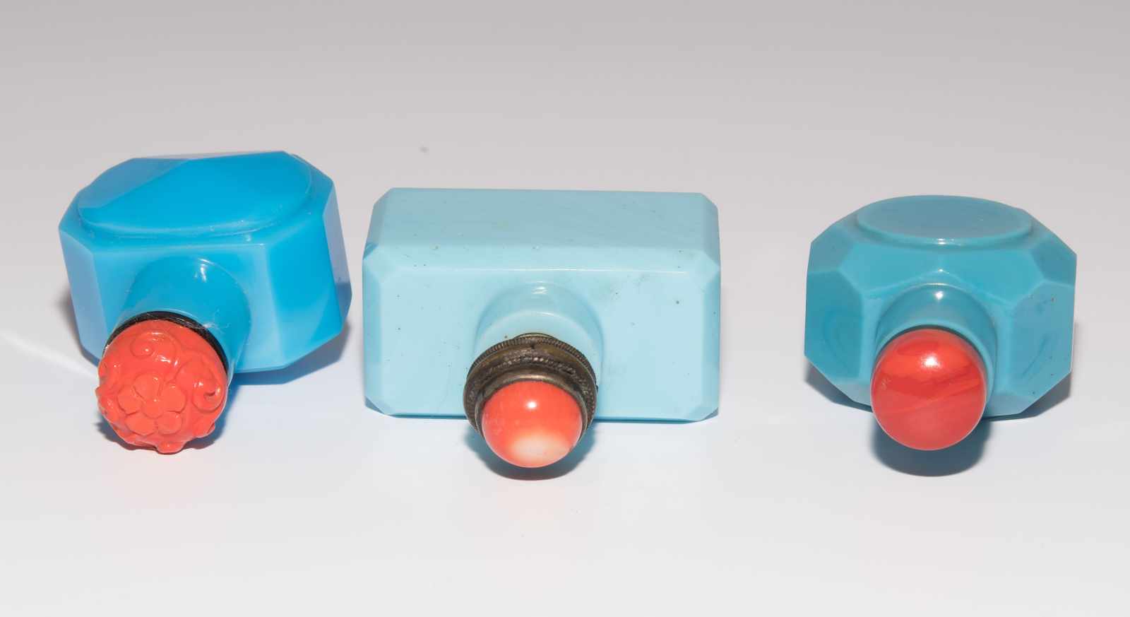 6 Snuff BottlesChina. Opakes Glas in verschiedenen Blautönen. Schliffdekor, Balusterform und - Image 11 of 15