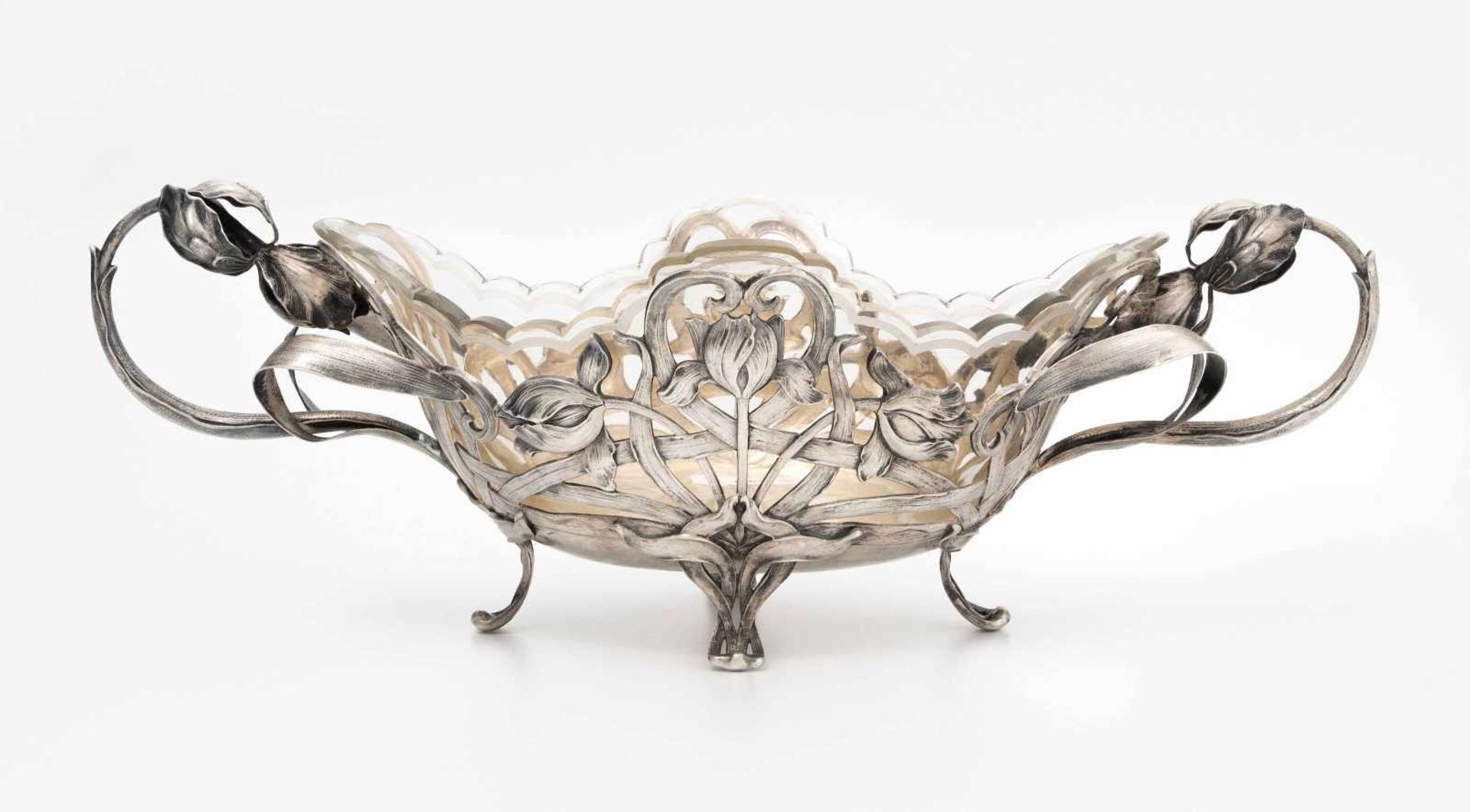 Henkelschale, JugendstilMainz, um 1900. Glas/Silber. Meistermarke Martin Mayer. Ovale Form auf