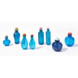 8 Glas Snuff BottlesChina. Blaues, transparentes bis halbtransparentes Glas. Verschiedene Formen.