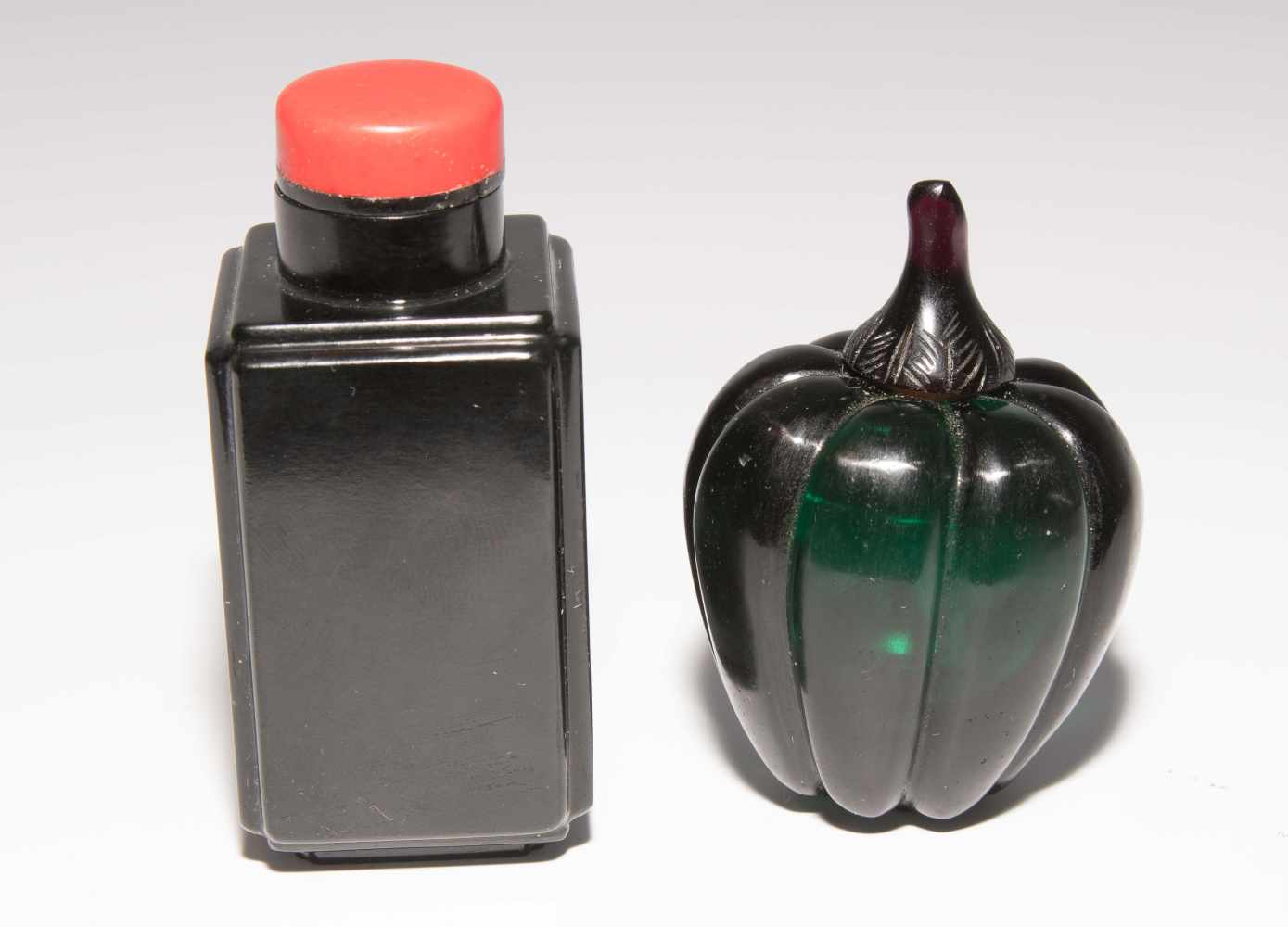 8 Snuff BottlesChina. Drei kleine Snuff Bottles aus transparentem Glas in verschiedenen Grüntonen; - Image 21 of 22