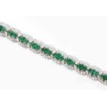 Smaragd-Diamant-Bracelet950 Platin. Festliches Bracelet, ausgefasst mit 39 Smaragden ca. 9 ct (
