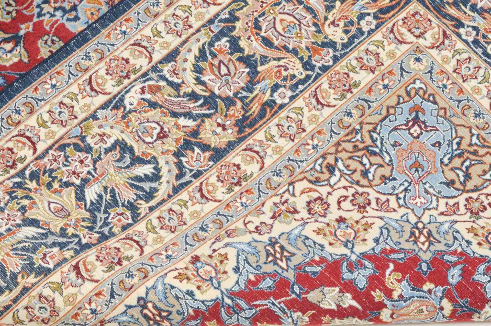 IsfahanZ-Persien, um 1960. Flormaterial Korkwolle, Kette aus Seide. Im tiefroten Feld ruht ein 8- - Image 9 of 12