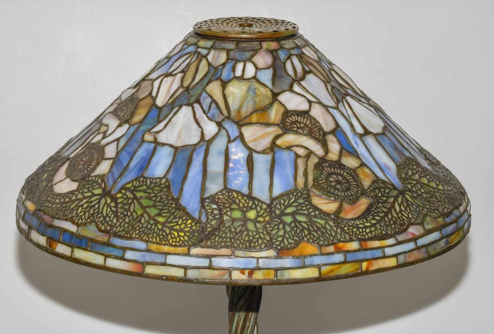 Tiffany Studios New YorkTischlampe "Poppy". Schirm aus "leaded Glass", weisser Mohn mit Blättern, - Image 22 of 24