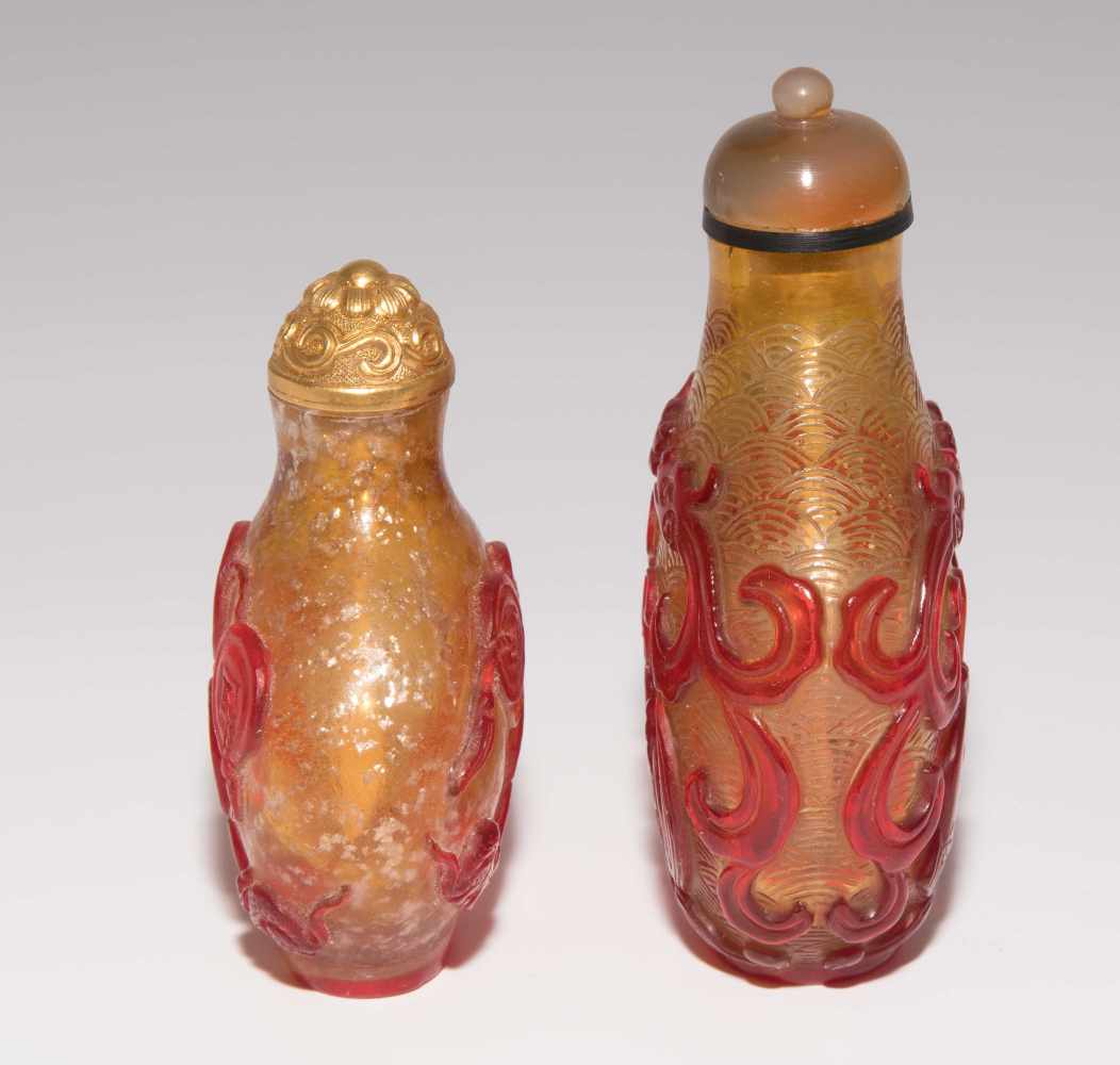 5 Überfangglas Snuff BottlesChina. Ein Snuff Bottle aus gelbem, transparentem Glas mit rotem - Image 8 of 15