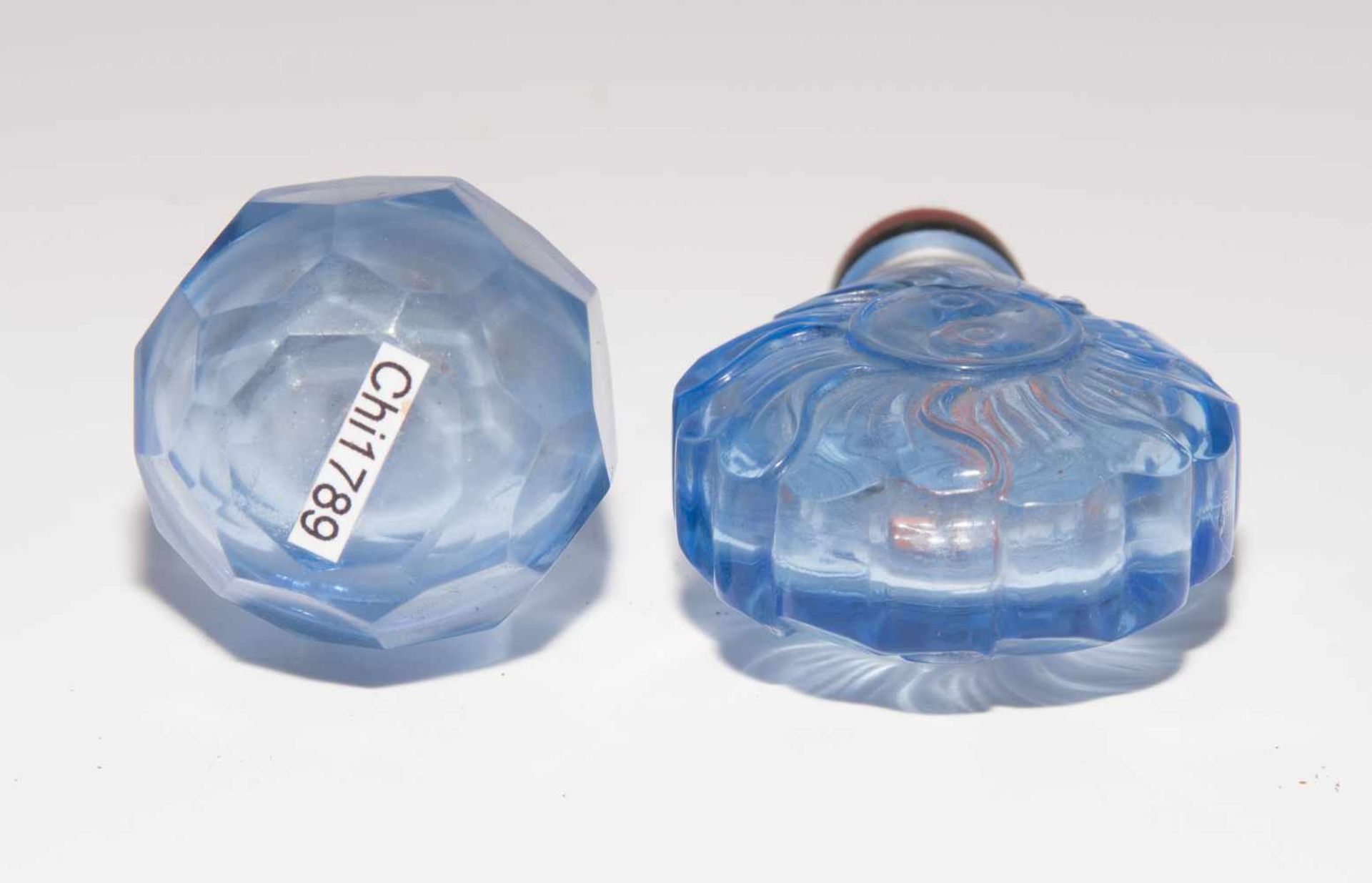 6 Glas Snuff BottlesChina. Hellblaues, transparentes Glas. Ein Doppel-Snuff Bottle, zwei mit - Bild 14 aus 22