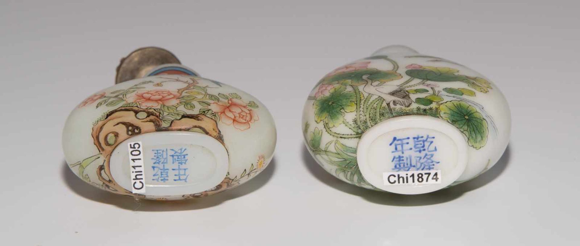 2 Snuff BottlesChina. Milchglas, polychrom bemalt mit Blumen-/Vogeldekor. Je mit blauer Qianlong- - Image 7 of 8