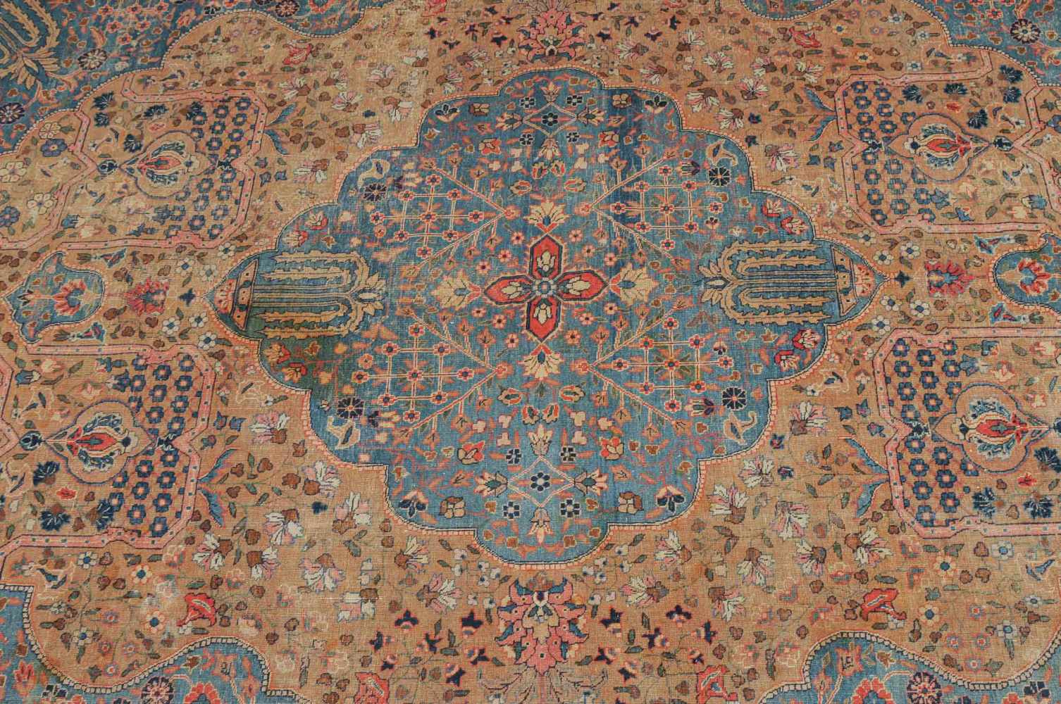TäbrisNW-Persien, um 1910. Sehr elegantes Dekor. Im gelben Mittelfeld ruht ein hellblaues welliges - Image 7 of 14