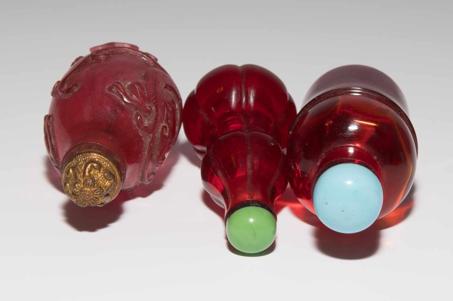 6 Glas Snuff BottlesChina. Rotes bis auberginenfarbenes, transparentes Glas. Verschiedene Formen. - Image 11 of 15