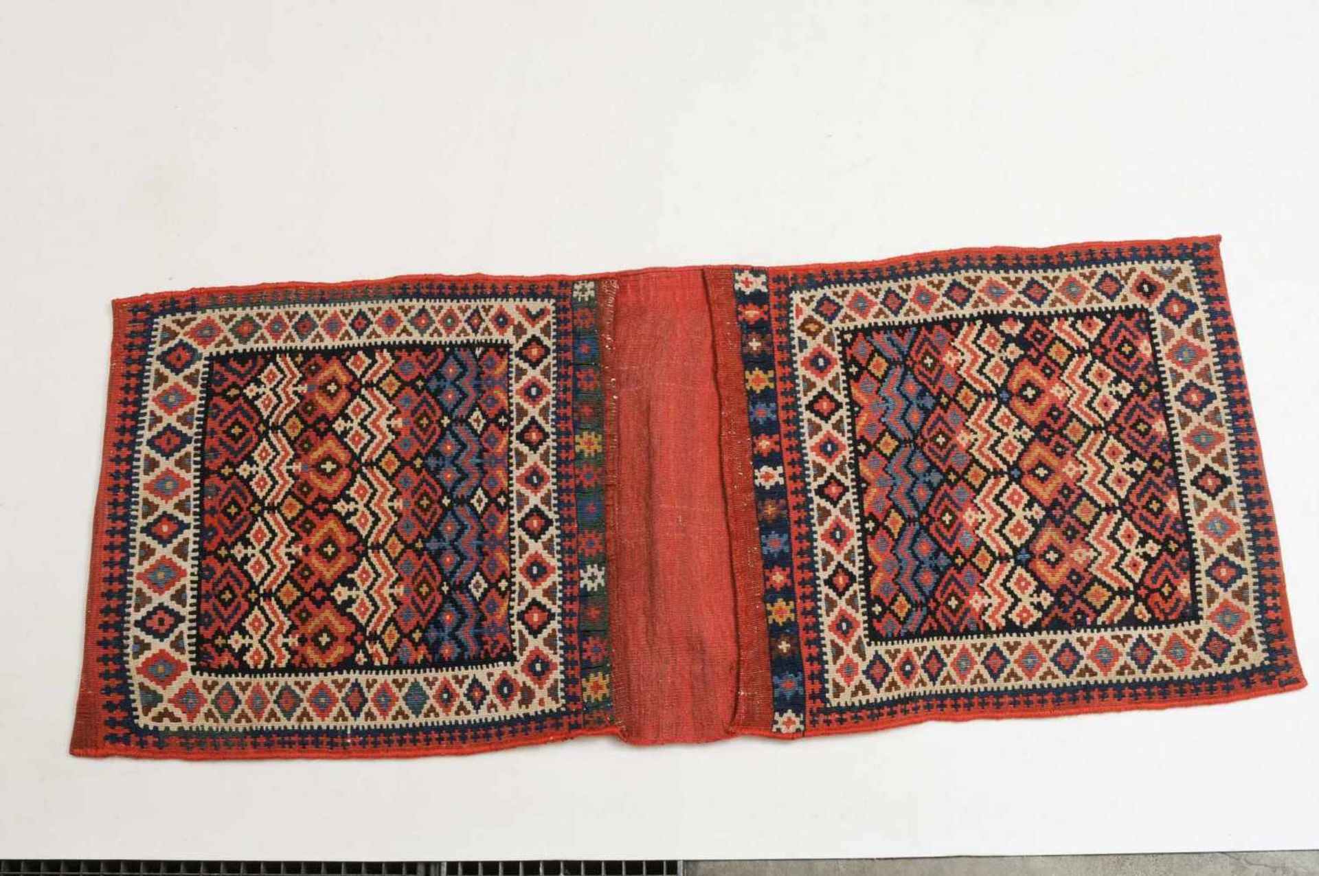 Shahsavan-TascheNW-Persien, um 1900. Das blaue Mittelfeld ist grosszügig mit horizontal gereihten - Image 2 of 13