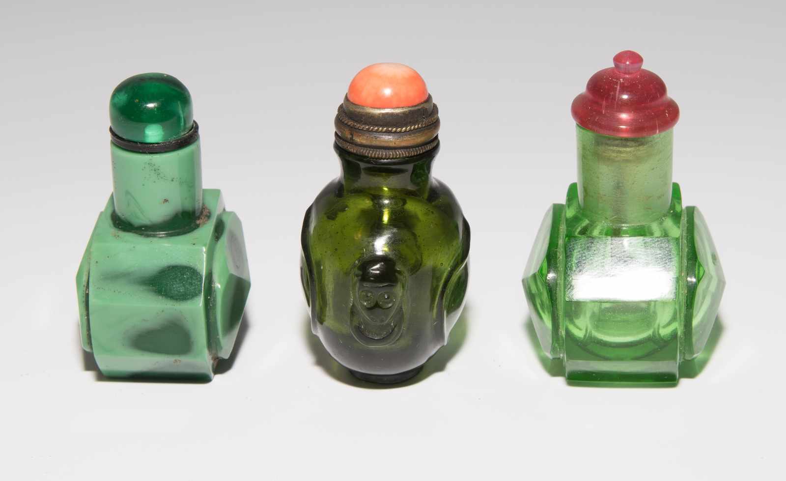 8 Snuff BottlesChina. Drei kleine Snuff Bottles aus transparentem Glas in verschiedenen Grüntonen; - Image 13 of 22