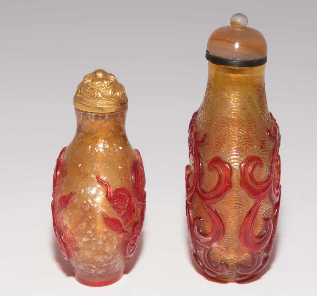 5 Überfangglas Snuff BottlesChina. Ein Snuff Bottle aus gelbem, transparentem Glas mit rotem - Image 10 of 15