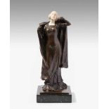 Anton Endstorfer(Österreich 1880–1960). Elegante Frau mit Mantel. Bronze, braun patiniert,