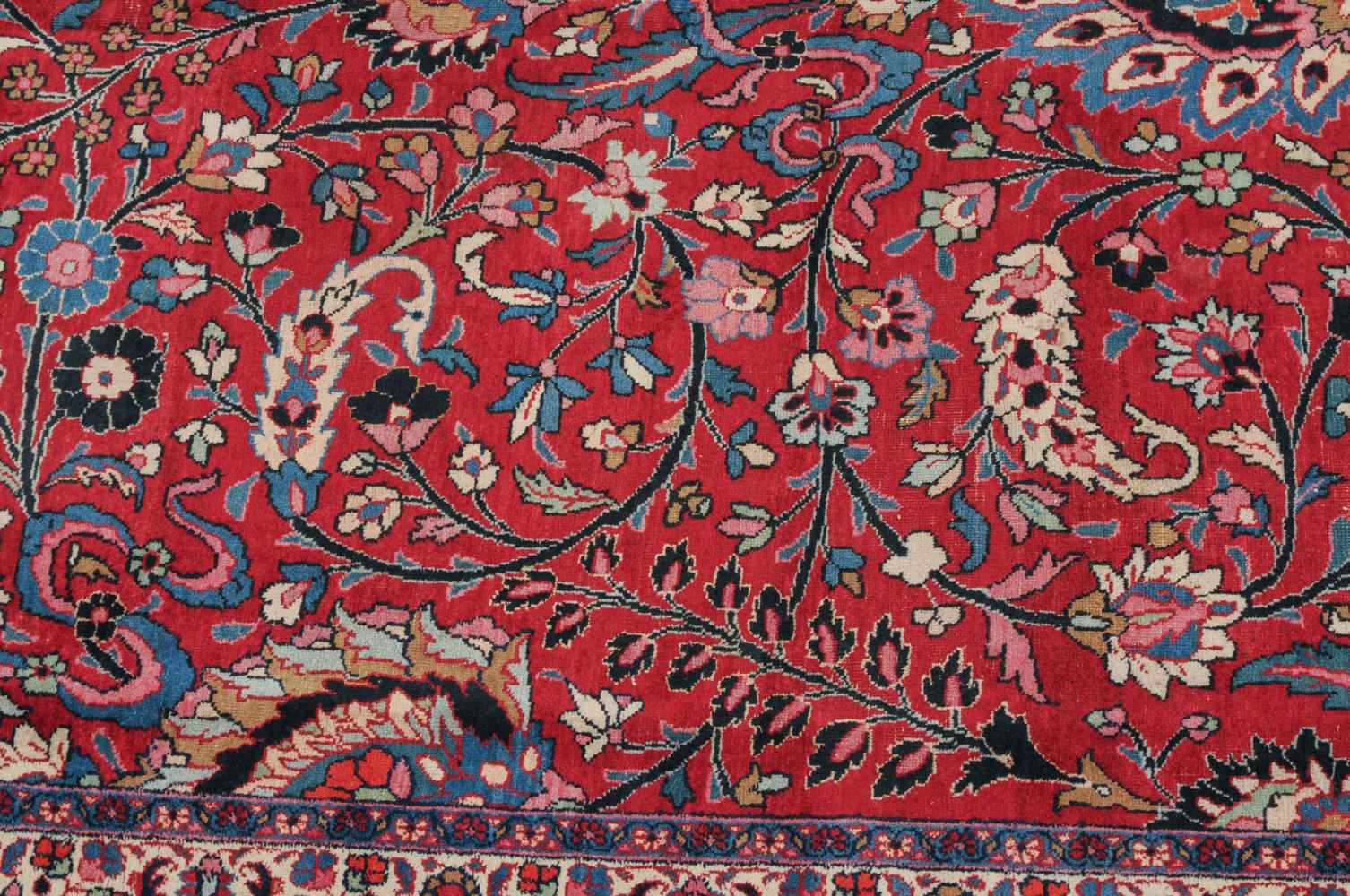 MeshedO-Persien, um 1910. Das weinrote Mittelfeld ist durchgehend mit dekorativen Blütenpalmetten, - Image 7 of 16