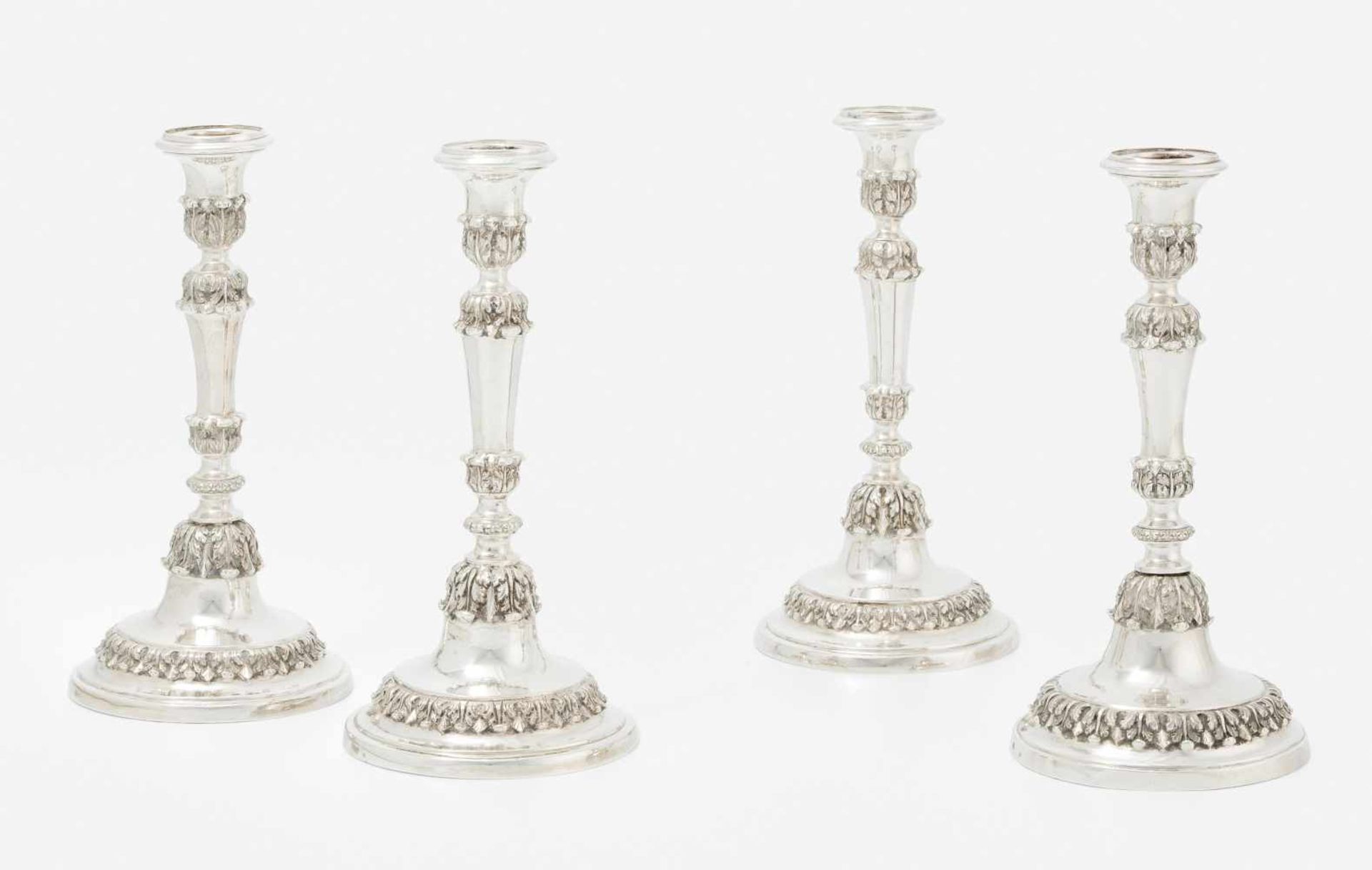 Lot: 4 KerzenstöckeNeapel, 1835–63. Silber. Beschaumeistermarke Gennaro Mannara, Verkäufer: M.