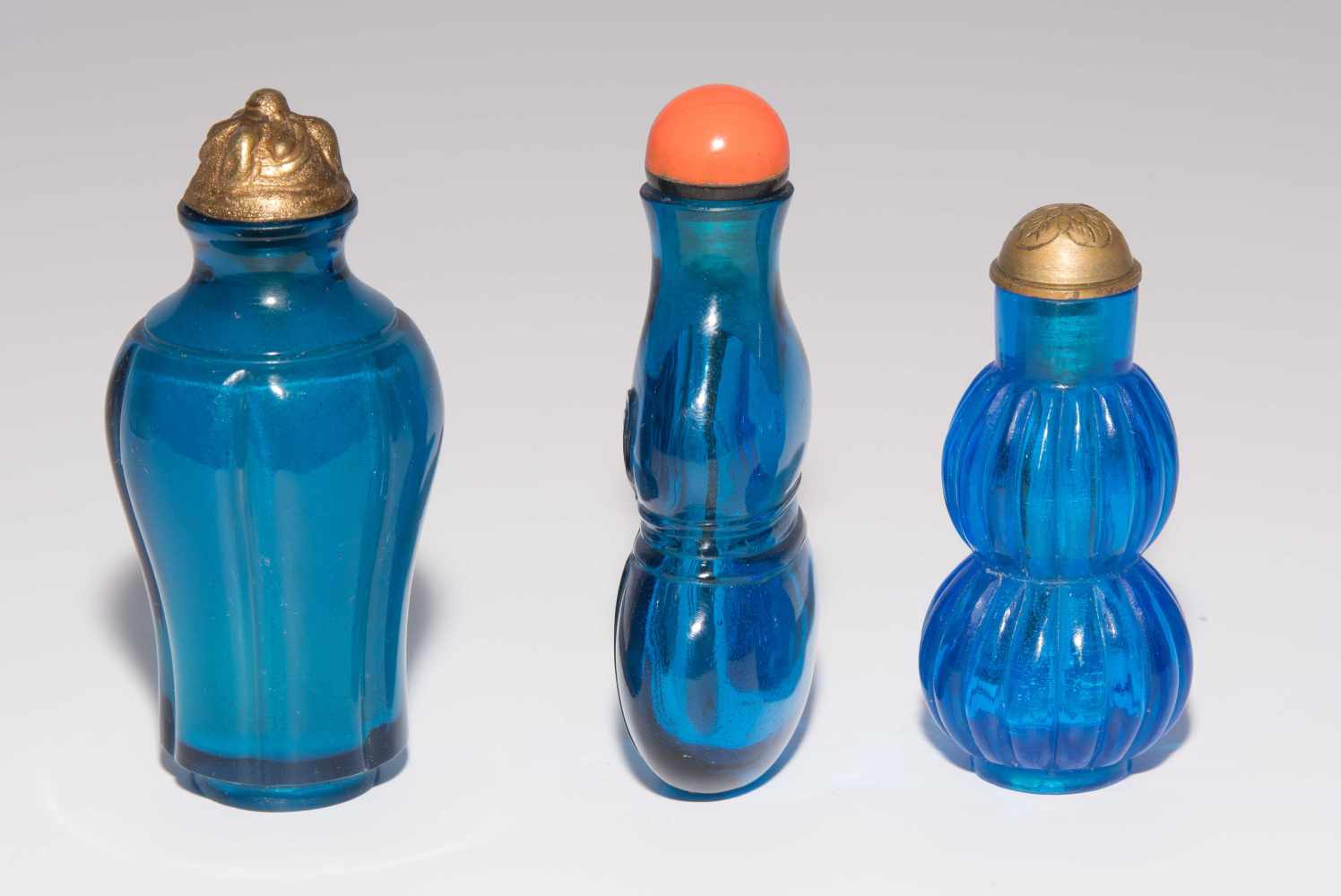 6 Glas Snuff BottlesChina. Transparentes Glas in verschiedenen Blautönen. Ein Snuff Bottle mit - Image 8 of 15