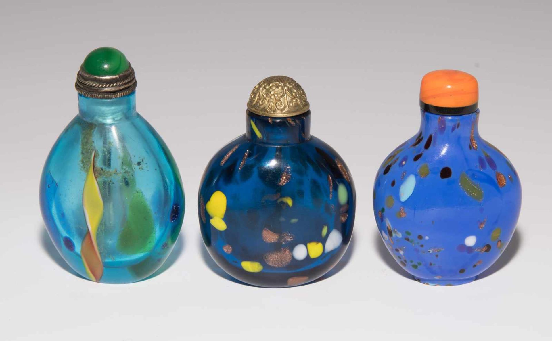 6 Glas Snuff BottlesChina. Opakes und transparentes Glas in verschiedenen Blautönen tlw. bunt - Image 3 of 15