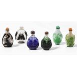 6 Überfangglas Snuff BottlesChina. Vier Snuff Bottles aus transparentem, farblosem Glas mit