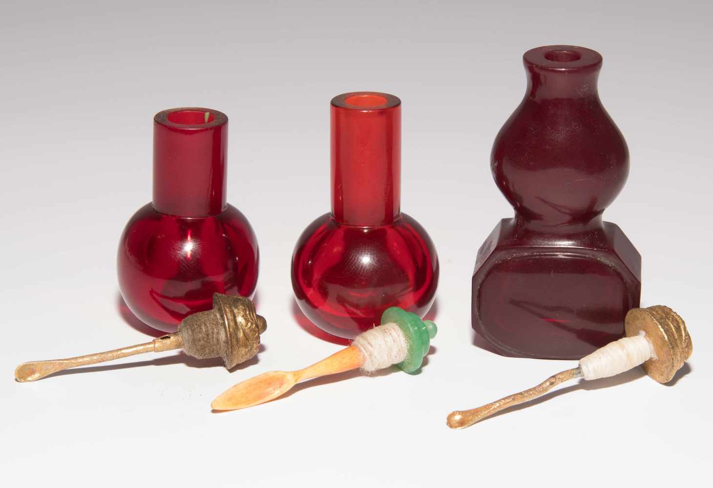 7 Snuff BottlesChina. Transparentes bis opakes Glas in verschiedenen Rottönen. H 5–10,5 cm. - Image 7 of 22