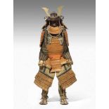 Samurai-Rüstung (Yoroi)Japan, späte Edo-Zeit. Metall, Lack und Seide. Samurai-Rüstung bestehend aus:
