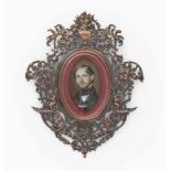 HerrenporträtUm 1900. Mischtechnik auf Elfenbein, oval. Brustbild eines jungen Herrn in dunklem