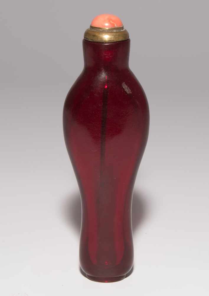 7 Snuff BottlesChina. Transparentes bis opakes Glas in verschiedenen Rottönen. H 5–10,5 cm. - Image 2 of 22