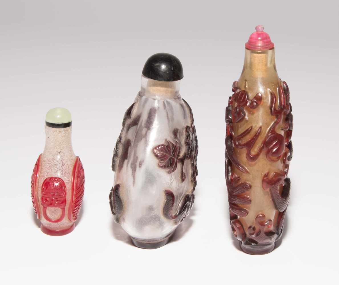 6 Überfangglas Snuff BottlesChina. Farbloses, transparentes Glas mit rot- bis auberginefarbenem - Image 16 of 16