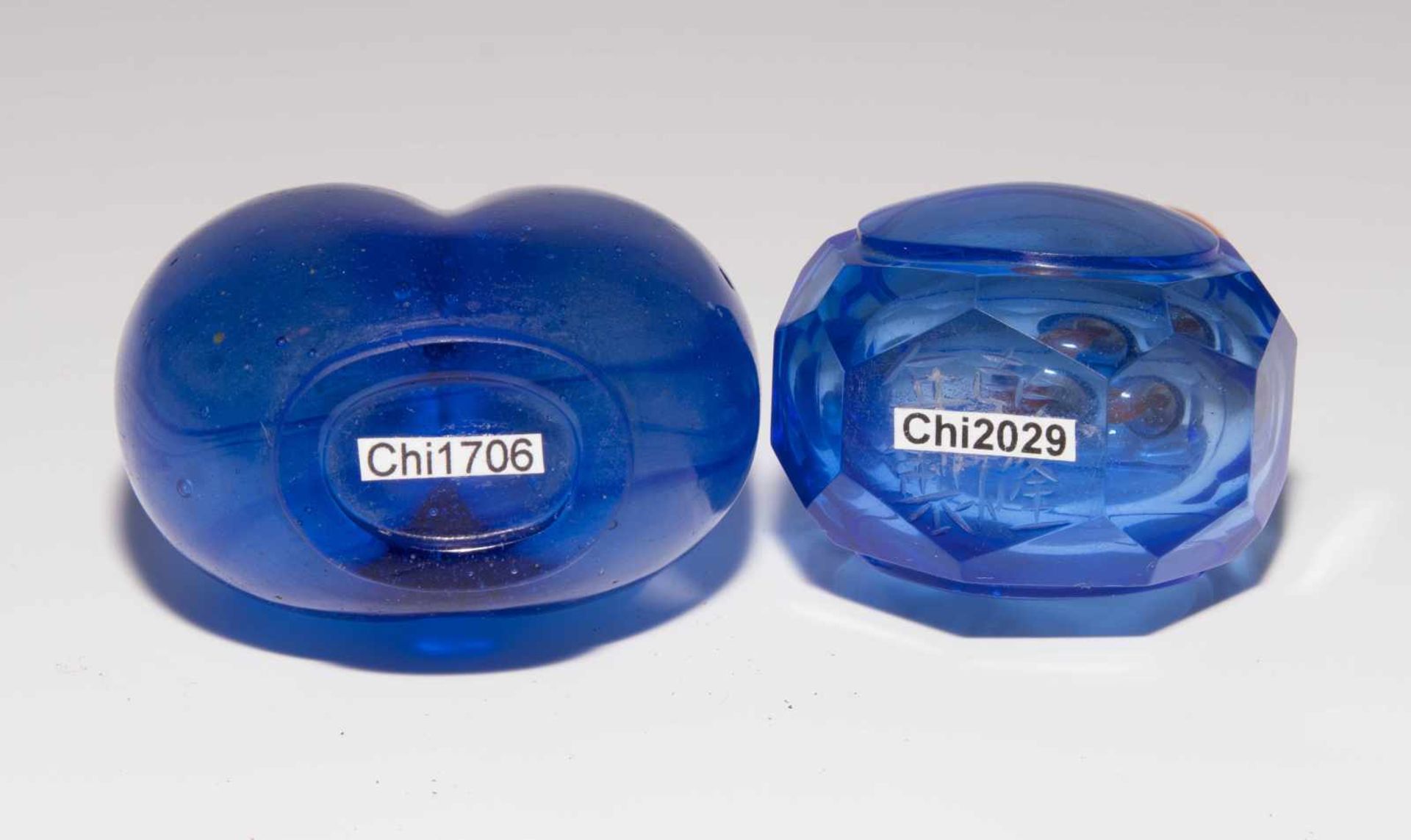 6 Glas Snuff BottlesChina. Hellblaues, transparentes Glas. Ein Doppel-Snuff Bottle, zwei mit - Bild 6 aus 22