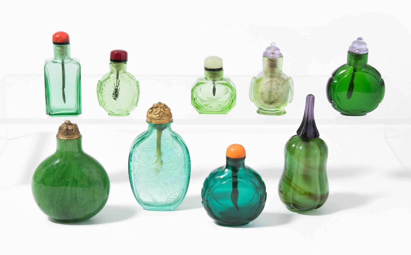 9 Glas Snuff BottlesChina. Transparentes Glas in verschiedenen Grüntönen, ein Snuff Bottle aus