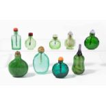 9 Glas Snuff BottlesChina. Transparentes Glas in verschiedenen Grüntönen, ein Snuff Bottle aus
