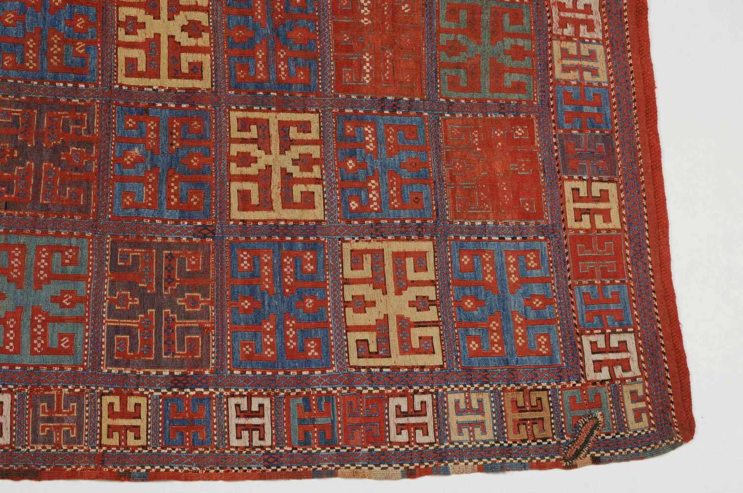 Tchaddah-DeckeS-Kaukasus, um 1900. In 2 Bahnen gefertigte Nadelarbeit auf Flachgewebe. Das - Image 8 of 12