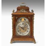 Bracket Clock Alexander CummingEngland, 1.Hälfte 20.Jh. Braunes Holzgehäuse mit Bronzefüssen, Bronze