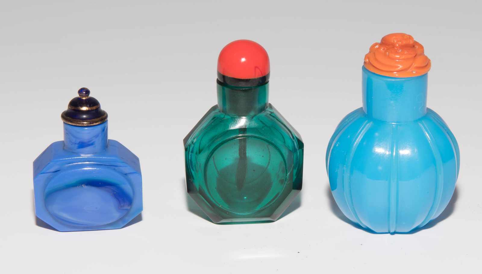 6 kleine Glas Snuff BottlesChina. Fünf Snuff Bottles aus opakem, blauem Glas und ein Snuff Bottle - Image 16 of 16