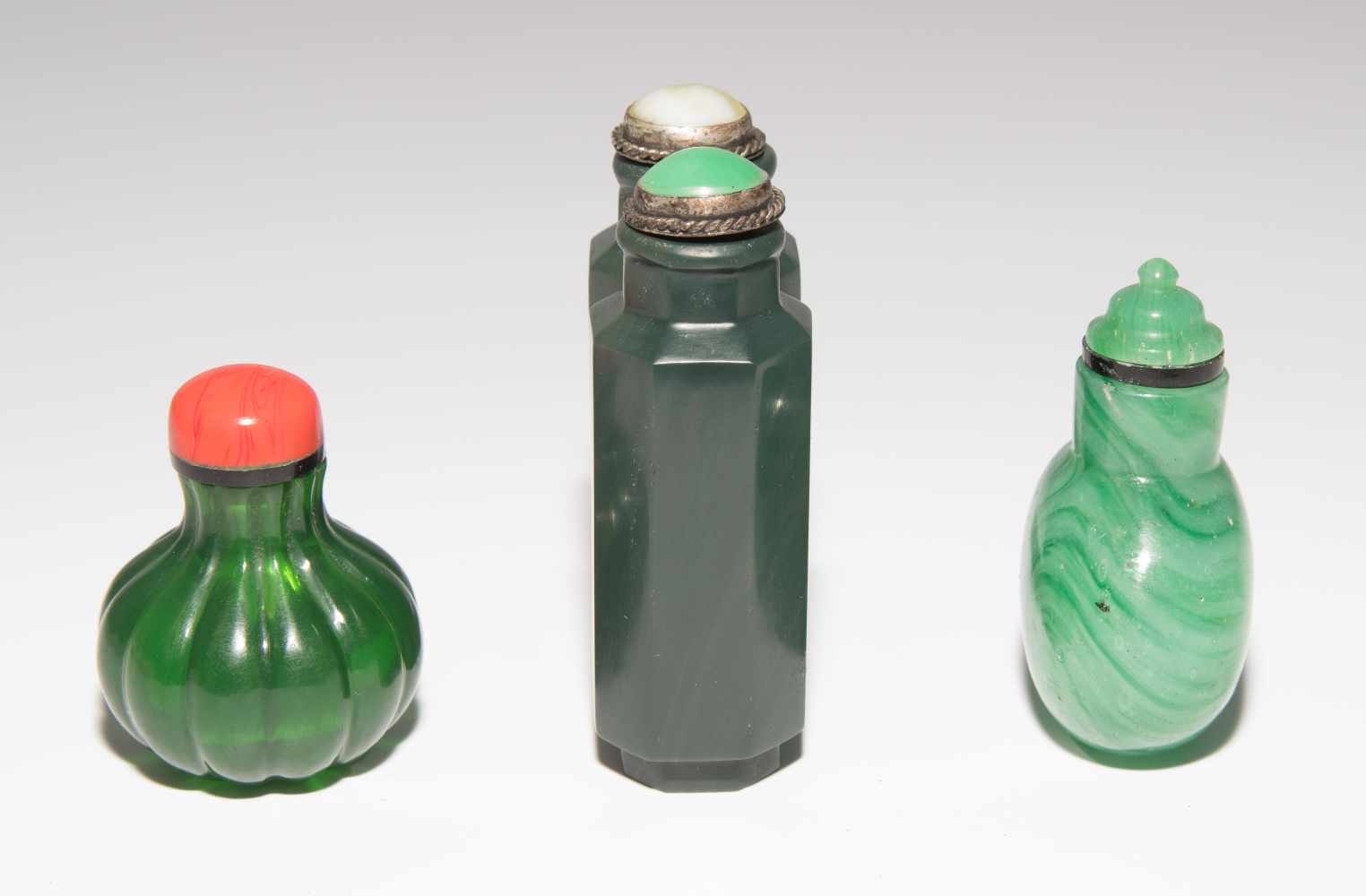 8 Snuff BottlesChina. Drei kleine Snuff Bottles aus transparentem Glas in verschiedenen Grüntonen; - Image 9 of 22